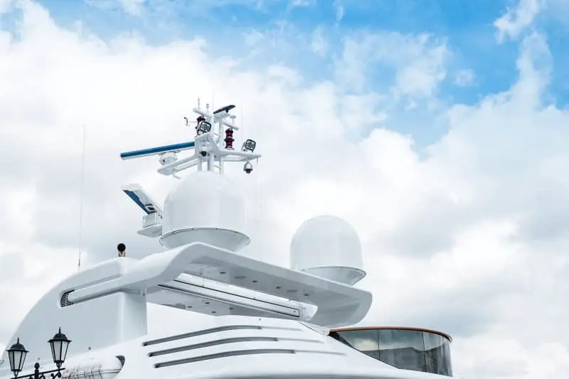Do boat radars emit radiation